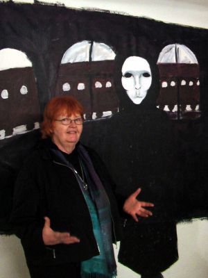 foto: Inge-Margrethe foran en kollegas maleri